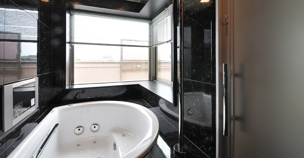 L型に広がる大きな窓に デザイン浴槽 大判600角のタイルも迫力のデザインユニット 施工事例 D Style ハイグレードオーダーメイドユニットバス システムバス 浴槽 商品ラインナップ ダイワ化成株式会社